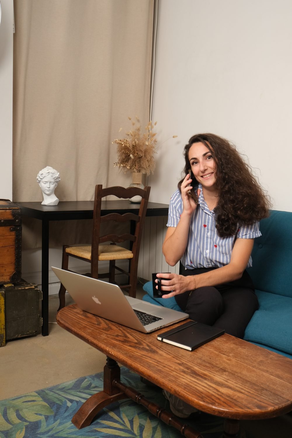 Myriam Munoz, cheffe de projet digital, au téléphone dans son bureau