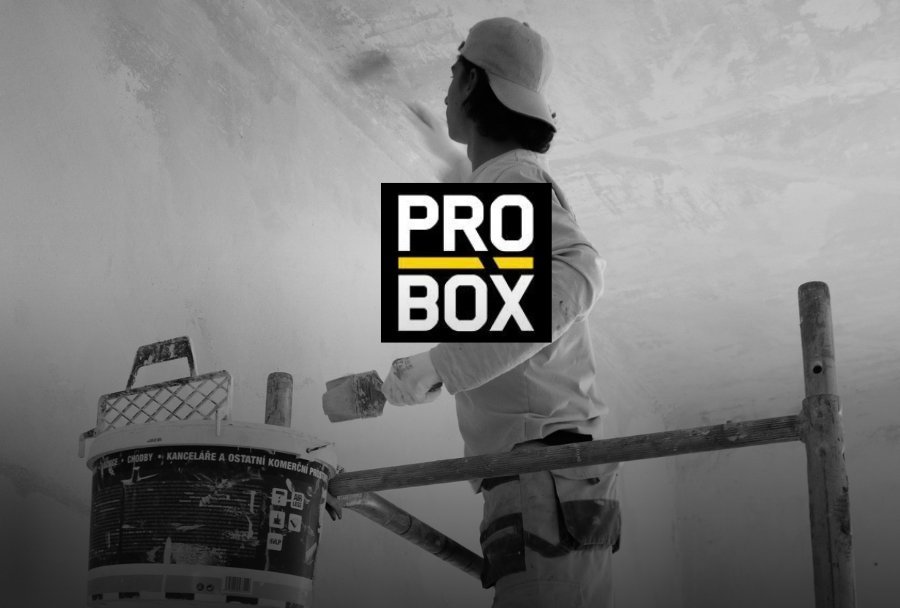 Peintre sur un échafaudage avec le logo Probox